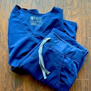 FIGS small scrub set that includes scrub top and scrub joggers for the bottom